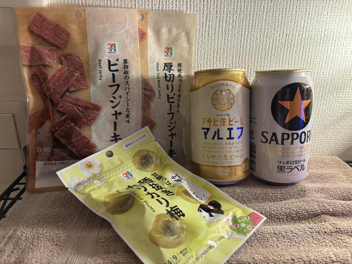 s_0305r's tweet photo. またいただいた差し入れ達を載せていきます☺️

いつも沢山ビールとおつまみ達頂いて毎日胃袋幸せです(ˊ⸝⸝o̴̶̷  ̫ o̴̶̷⸝⸝ˋ)
いつも海外行かれるお兄様から珍しいビール🍺飲みやすくて美味しかった🤤

私の好きなおつまみと梅のお菓子にお仕事中に頂けるソフトドリンクなども本当嬉しいです✨ https://t.co/X1cHgxRIEA