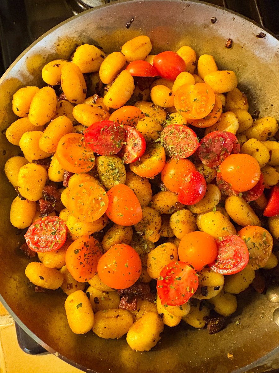 sofialee5n4shq0's tweet photo. Gnocchi with pecorino, chorizo, garlic, onion and tomatoes

I love gnocchi! You can also fry it instead of briefly boiling it. This simple recipe came about spontaneously, and the flavors work perfectly together. The quantities aren’t strict, so https://t.co/TtpDR8C3ET