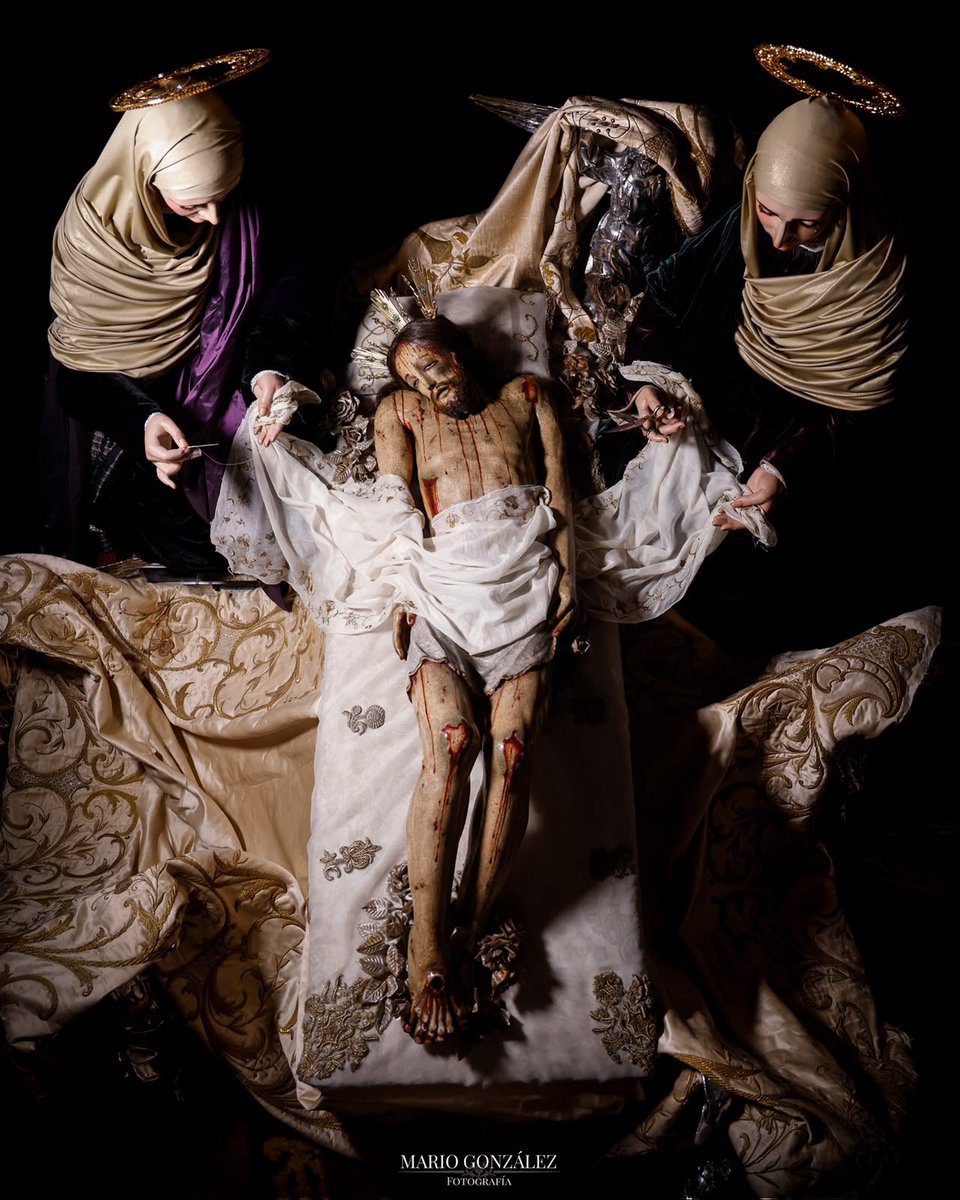 HdadPiedadJerez's tweet photo. En el silencio de la tarde, cuando ya todo se ha consumado…

Las manos que fueron clavadas en la Cruz ahora descansan. El Cuerpo entregado por amor es recogido con ternura, envuelto en el sudario y preparado para el sepulcro. https://t.co/DejN9sZ6ZZ