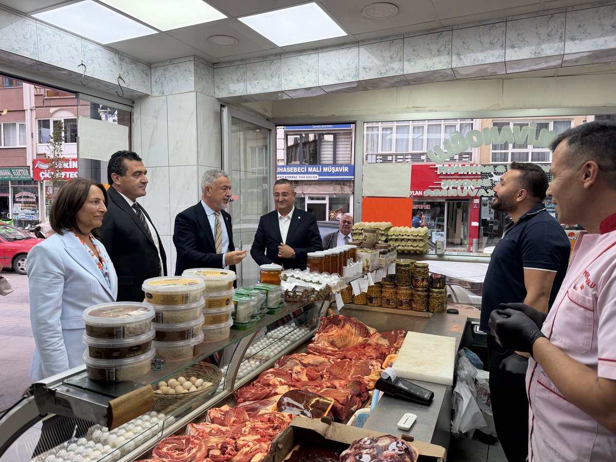 ulasskarasu's tweet photo. 📍 Meydanlardayız!

Ankara Milletvekilimiz Aliye Timisi Ersever, Muğla Milletvekilimiz Cumhur Uzun, İl Başkanımız Yılmaz Coşkun ve örgütümüzle birlikte Cumhuriyet Meydanı’ndan Atatürk Caddesi’ne #Sivas’ın sokaklarındayız.

Esnafımızın kapısını çalıyor, hemşehrilerimizle göz göze geliyor; hayat pahalılığından gençlerin gelecek kaygısına, emeklinin geçim mücadelesinden şehrimizin beklentilerine, kadınların hayata katılmasına kadar Sivas’ın gerçek gündemini konuşuyoruz.

Genel Başkanımız Sayın Özgür Özel’in selamlarını hemşehrilerimize iletiyor; Sivas’ın selamını, sözünü ve umudunu da Genel Başkanımıza götürüyoruz.

Çünkü siyaset halktan uzaklaştıkça anlamını, halkla buluştukça gücünü kazanır. Biz o gücü saraylarda değil, Sivas’ın sokaklarında arıyor; halkımızla omuz omuza iktidara yürüyoruz.

Başka Bir Türkiye Mümkün!