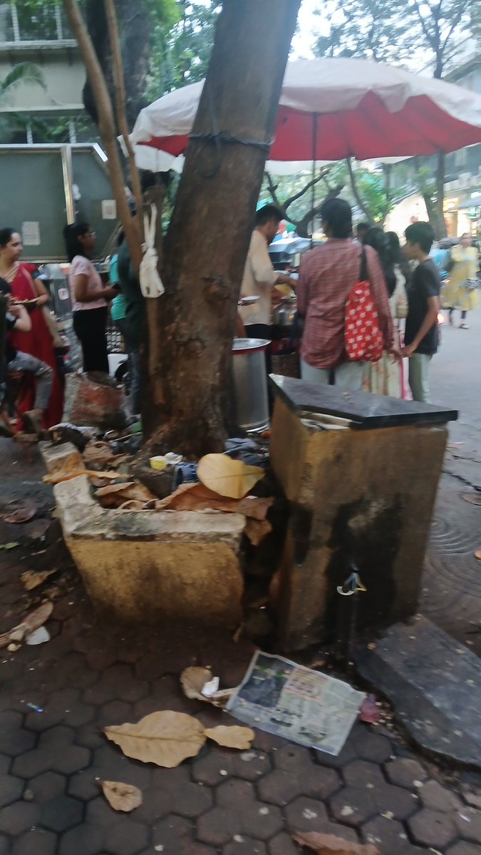 Mahalakshmi1711's tweet photo. @mybmc @mybmcwardT Broken, crumbling tree basin at RHB Rd & SL Rd junction (Outside Patanwala Dairy), Mulund West is suffocating tree roots while hawkers block pedestrian space. Requesting Garden Dept to rebuild planter ring & clear path! @NeilSomaiya @mihirkotecha #Mulund @MNCDFmumbai