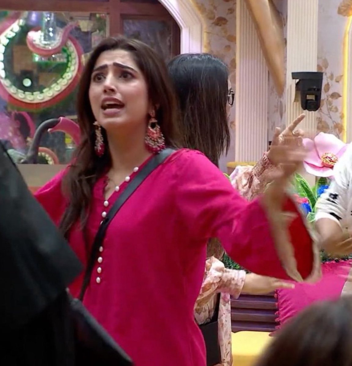 ARaravhX's tweet photo. Banni thi Shehnaaz Gill,
par ban gayi Farrhana Bhatt 🙂😭😂

Plot twist toh unexpected tha! 😂

#BiggBoss20 https://t.co/uAyKdZ5UFN