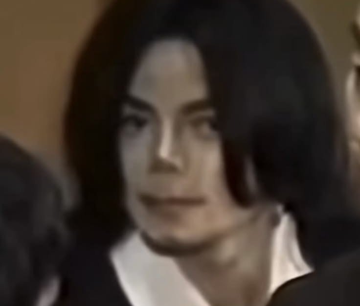 llailarm's tweet photo. @Affsveyr233 a cara do Michael Jackson no final https://t.co/M1Wd52bwbe