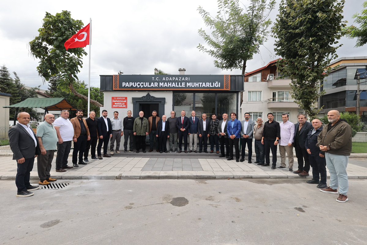 ISIKSUMUTLU's tweet photo. Papuççular Mahallemizde hizmete başlayan yeni muhtarlık binası için muhtarlarımızla birlikte Mahalle Muhtarımız Sadık Gündoğan’a hayırlı olsun ziyaretinde bulunduk.

Mahallemizin ihtiyaçlarının daha hızlı karşılanmasına katkı sağlayacak yeni hizmet alanının Papuççular’ımıza hayırlı olmasını diliyorum.

#AdapazarınaDeğer