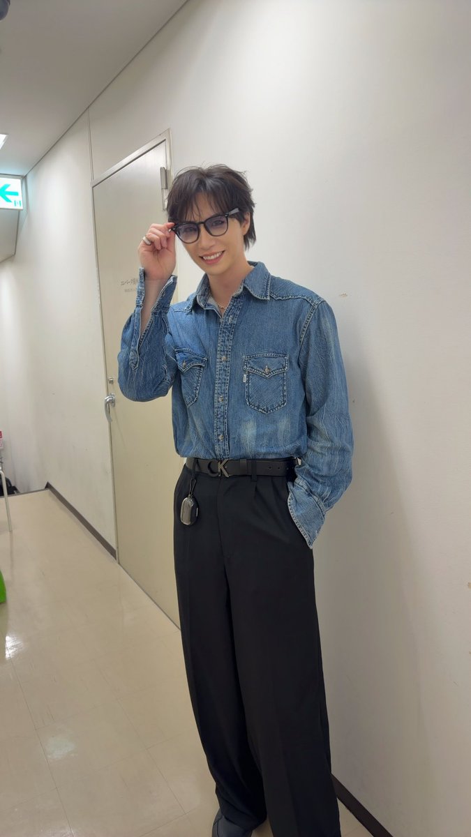 masaki_shiota17's tweet photo. 「舞台デカホシ」
本日無事に終わりました🎊‼️
今日を含め今までご来場して下さった皆さん、配信を視聴して下さった皆さん本当にありがとうございました✨🙏

皆んなの最高な顔が見たいが一心で頑張りました！
だから最後のカーテンコールで皆んなを見回すのが実は好きでした🔥笑

詳しい心境はインスタに書いてますのでそっちも見てね！

沢山のRubyから褒めてもらえて本当嬉しかったよ☺️🙏
ほとんど雨で笑、足元悪い中見に来てくれて嬉しかったよ
一生懸命稽古しても見にきてくれる人がいなかったらキツいじゃん？笑

配信があったから来れない方にもデカホシを見せることができたしハッピー！
千秋楽も地味にセリフ多くて大変だった笑

とにかく！
尾上松也さん、和田さん、染谷さん、藤田さん、スタッフさんの支えのお陰ですね！

本当お世話になりましたし、ありがとうございました！

サングラスの写真なんで？って思うじゃん？
なんと松也さんがプレゼントで頂けました😱✨‼️
いやいや使えない！！笑
スーパースターのものなので大切に家宝にします！笑

10/2まで配信でアーカイブも観れますので赤星ロスになったら是非観てね🤭🫶

#舞台デカホシ #デカホシ #SHOW_WA
