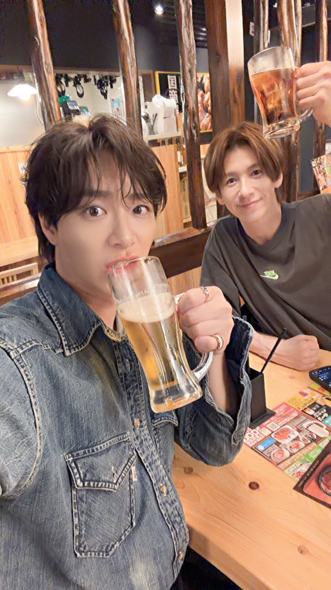 masaki_shiota17's tweet photo. 「舞台デカホシ」
本日無事に終わりました🎊‼️
今日を含め今までご来場して下さった皆さん、配信を視聴して下さった皆さん本当にありがとうございました✨🙏

皆んなの最高な顔が見たいが一心で頑張りました！
だから最後のカーテンコールで皆んなを見回すのが実は好きでした🔥笑

詳しい心境はインスタに書いてますのでそっちも見てね！

沢山のRubyから褒めてもらえて本当嬉しかったよ☺️🙏
ほとんど雨で笑、足元悪い中見に来てくれて嬉しかったよ
一生懸命稽古しても見にきてくれる人がいなかったらキツいじゃん？笑

配信があったから来れない方にもデカホシを見せることができたしハッピー！
千秋楽も地味にセリフ多くて大変だった笑

とにかく！
尾上松也さん、和田さん、染谷さん、藤田さん、スタッフさんの支えのお陰ですね！

本当お世話になりましたし、ありがとうございました！

サングラスの写真なんで？って思うじゃん？
なんと松也さんがプレゼントで頂けました😱✨‼️
いやいや使えない！！笑
スーパースターのものなので大切に家宝にします！笑

10/2まで配信でアーカイブも観れますので赤星ロスになったら是非観てね🤭🫶

#舞台デカホシ #デカホシ #SHOW_WA
