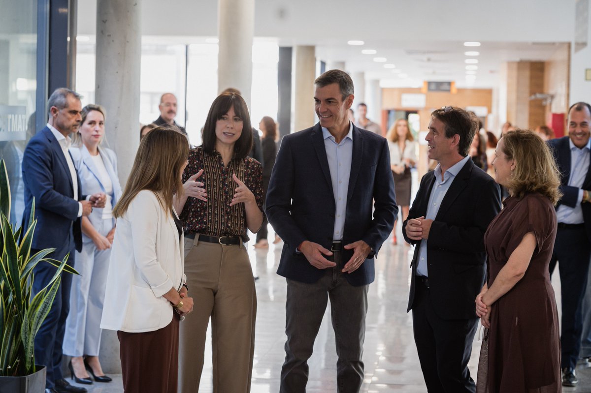 CSIC's tweet photo. 🧮 El presidente @sanchezcastejon ha visitado el @_ICMAT (#CSIC), cuyas investigaciones matemáticas han contribuido a los avances en uno de los Problemas del Milenio

Ha estado acompañado por la ministra @DianaMorantR y la presidenta del #CSIC, @delPinoE

https://t.co/QN9txTkxPM https://t.co/kKVIOSDXMh