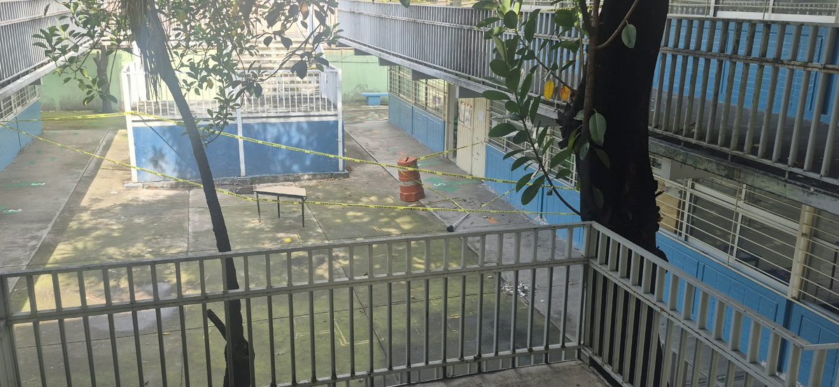 Lar_rdgz's tweet photo. Estamos pidiendo seguridad y una educación digna. Solicitamos a las autoridades: Realizar URGENTEMENTE una inspección estructural y de Protección Civil del plantel. @aefcm @SEP_mx @GobCDMX @SECTEI_CDMX @nmasforo https://t.co/XhJBo2ySlV
