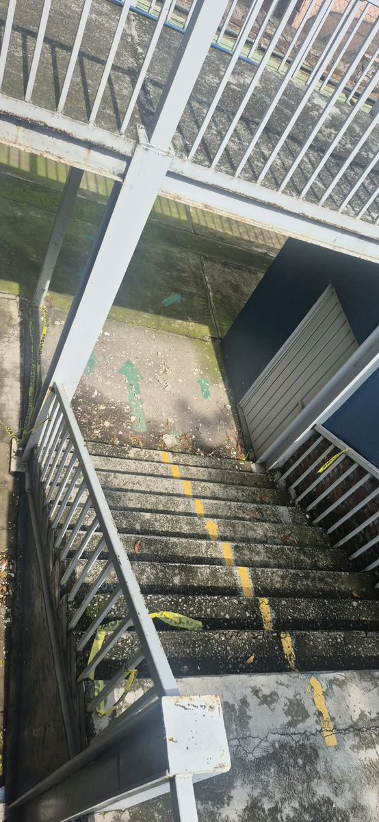Lar_rdgz's tweet photo. Estamos pidiendo seguridad y una educación digna. Solicitamos a las autoridades: Realizar URGENTEMENTE una inspección estructural y de Protección Civil del plantel. @aefcm @SEP_mx @GobCDMX @SECTEI_CDMX @nmasforo https://t.co/XhJBo2ySlV