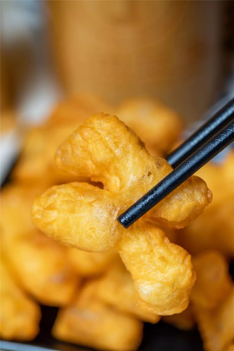 peneq305508's tweet photo. Craving late-night goodness Warm crispy fried dough sticks + soy milk = the ultimate comfort bite on a chilly sidewalk https://t.co/WrtFXEpBfq