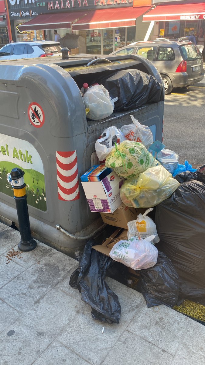 semihcktr's tweet photo. Konu: Acil Konteyner Kaldırılması Talebi

Yaklaşık 4 aydır aynı konuyu defalarca bildirmeme ve birçok kez fotoğraf göndermeme rağmen maalesef herhangi bir kalıcı çözüm üretilmedi.

İş yerimin önünde bulunan çöp konteyneri, çevredeki tüm apartmanların kapıcıları ve bölgedeki esnaflar tarafından kullanılmaktadır. Karşı tarafa yeni bir konteyner konulmuş olmasına rağmen kimse orayı kullanmamakta, bütün çöpler yine bu konteynere atılmaktadır.

Bu nedenle konteyner çok kısa sürede dolmakta ve yalnızca sabah saatlerinde bir kez temizlendiği için gün boyunca taşmaktadır. Eğer bu konteyner burada kalacaksa, günde en az 5 kez boşaltılıp temizlenmesi gerekmektedir. Aksi halde hijyen açısından ciddi sorun oluşmaktadır.

Artık iş yerimizi sinekler basmış durumda. Bölgede fareler görülmeye başladı ve oluşan kötü koku ile çevre kirliliği hem esnafı hem de vatandaşları olumsuz etkilemektedir.

Defalarca bildirim yapmama rağmen sonuç alamadım. Bu nedenle acil olarak konteynerin bulunduğu yerden kaldırılmasını talep ediyorum. Eğer kaldırılmayacaksa düzenli ve gün içerisinde sık sık temizlenmesini istiyorum.

Adres: Aydınlı Mahallesi Başkomutan Caddesi No: 53/C, Aydınlı Tuzla – Ziraat Bankası önü

Gereğinin ivedilikle yapılmasını rica ediyorum.

@erenalibingol @TuzlaBelediyesi