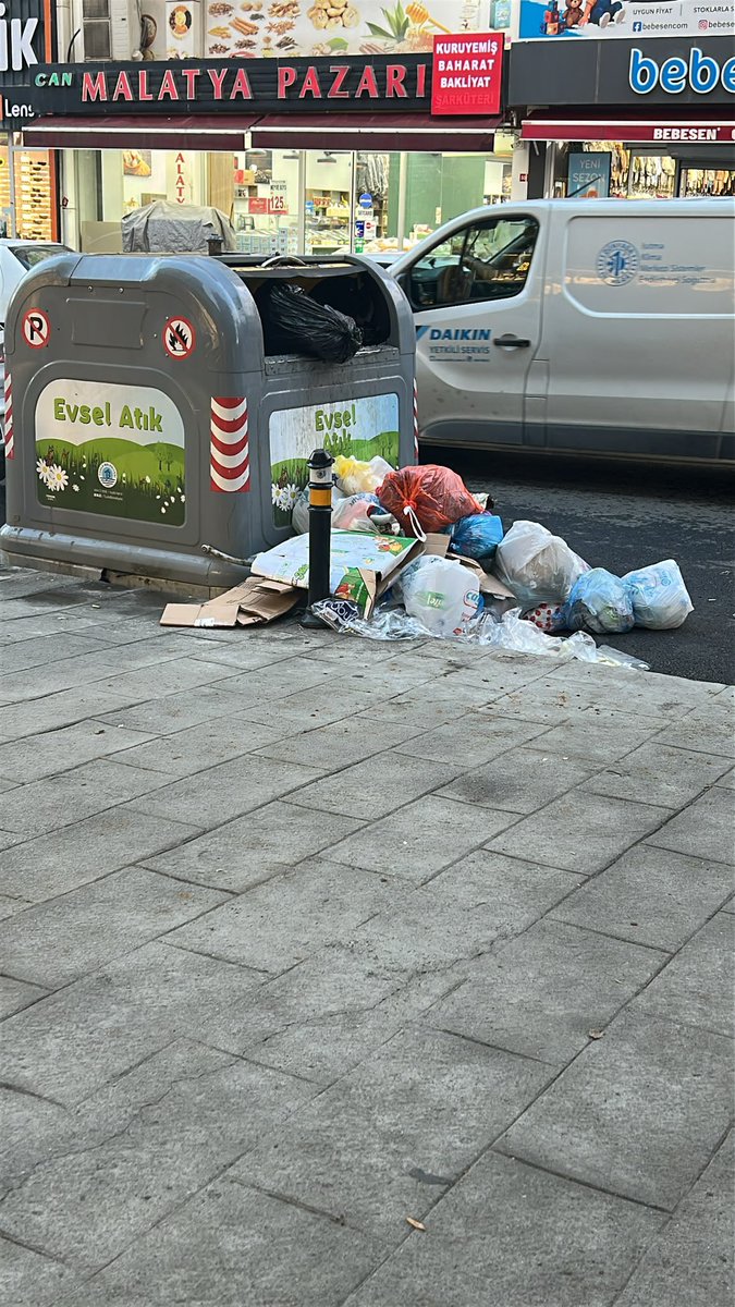 semihcktr's tweet photo. Konu: Acil Konteyner Kaldırılması Talebi

Yaklaşık 4 aydır aynı konuyu defalarca bildirmeme ve birçok kez fotoğraf göndermeme rağmen maalesef herhangi bir kalıcı çözüm üretilmedi.

İş yerimin önünde bulunan çöp konteyneri, çevredeki tüm apartmanların kapıcıları ve bölgedeki esnaflar tarafından kullanılmaktadır. Karşı tarafa yeni bir konteyner konulmuş olmasına rağmen kimse orayı kullanmamakta, bütün çöpler yine bu konteynere atılmaktadır.

Bu nedenle konteyner çok kısa sürede dolmakta ve yalnızca sabah saatlerinde bir kez temizlendiği için gün boyunca taşmaktadır. Eğer bu konteyner burada kalacaksa, günde en az 5 kez boşaltılıp temizlenmesi gerekmektedir. Aksi halde hijyen açısından ciddi sorun oluşmaktadır.

Artık iş yerimizi sinekler basmış durumda. Bölgede fareler görülmeye başladı ve oluşan kötü koku ile çevre kirliliği hem esnafı hem de vatandaşları olumsuz etkilemektedir.

Defalarca bildirim yapmama rağmen sonuç alamadım. Bu nedenle acil olarak konteynerin bulunduğu yerden kaldırılmasını talep ediyorum. Eğer kaldırılmayacaksa düzenli ve gün içerisinde sık sık temizlenmesini istiyorum.

Adres: Aydınlı Mahallesi Başkomutan Caddesi No: 53/C, Aydınlı Tuzla – Ziraat Bankası önü

Gereğinin ivedilikle yapılmasını rica ediyorum.

@erenalibingol @TuzlaBelediyesi