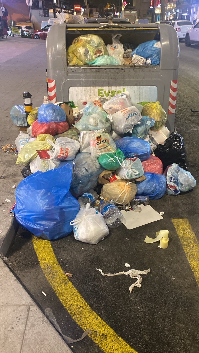 semihcktr's tweet photo. Konu: Acil Konteyner Kaldırılması Talebi

Yaklaşık 4 aydır aynı konuyu defalarca bildirmeme ve birçok kez fotoğraf göndermeme rağmen maalesef herhangi bir kalıcı çözüm üretilmedi.

İş yerimin önünde bulunan çöp konteyneri, çevredeki tüm apartmanların kapıcıları ve bölgedeki esnaflar tarafından kullanılmaktadır. Karşı tarafa yeni bir konteyner konulmuş olmasına rağmen kimse orayı kullanmamakta, bütün çöpler yine bu konteynere atılmaktadır.

Bu nedenle konteyner çok kısa sürede dolmakta ve yalnızca sabah saatlerinde bir kez temizlendiği için gün boyunca taşmaktadır. Eğer bu konteyner burada kalacaksa, günde en az 5 kez boşaltılıp temizlenmesi gerekmektedir. Aksi halde hijyen açısından ciddi sorun oluşmaktadır.

Artık iş yerimizi sinekler basmış durumda. Bölgede fareler görülmeye başladı ve oluşan kötü koku ile çevre kirliliği hem esnafı hem de vatandaşları olumsuz etkilemektedir.

Defalarca bildirim yapmama rağmen sonuç alamadım. Bu nedenle acil olarak konteynerin bulunduğu yerden kaldırılmasını talep ediyorum. Eğer kaldırılmayacaksa düzenli ve gün içerisinde sık sık temizlenmesini istiyorum.

Adres: Aydınlı Mahallesi Başkomutan Caddesi No: 53/C, Aydınlı Tuzla – Ziraat Bankası önü

Gereğinin ivedilikle yapılmasını rica ediyorum.

@erenalibingol @TuzlaBelediyesi