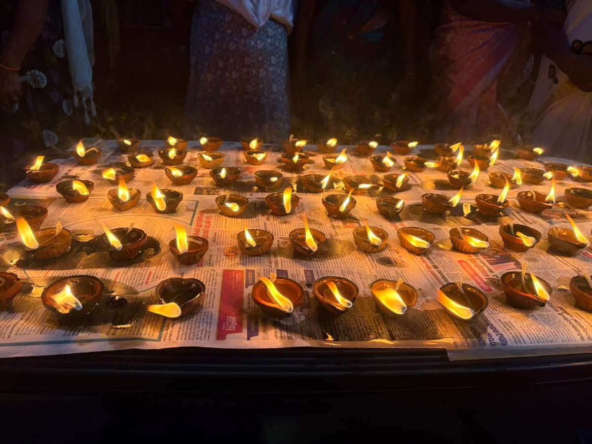 BJMM4Kerala's tweet photo. On PM Shri Narendra Modi @narendramodi Ji’s birthday, BJP Mahila Morcha workers across Kerala lit lamps, praying for his long life and good health.
@RoopkumariBJP
@BJPMahilaMorcha
@BJP4India
#HappyBdayPMModi #AshirwadKaDiya #SevaSankalpAbhiyan https://t.co/ipxHqXkDs1