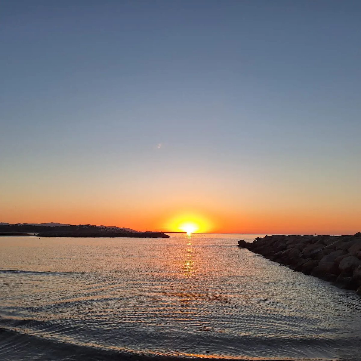 VilanovaTurisme's tweet photo. 🌅Aquesta albada des de la platja del Prat de Vilanova i la Geltrú és perfecta per desitjar-vos un bon cap de setmana, l’últim de l’estiu, 💙gaudiu-lo amb qui més estimeu!
📸slondres.fotos per IG
@ajuntamentvng #vilanovaturisme #albada #VNG #CostaBarcelona #Vilesmarineres https://t.co/vECLv80Tbn