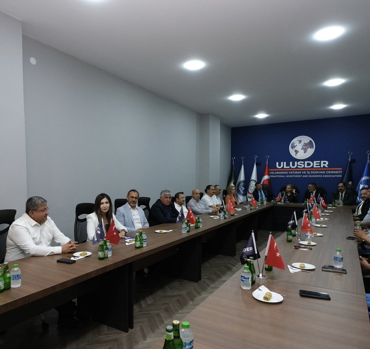 ulusder's tweet photo. Yeni Parti Malatya Milletvekili Sayın Veli Ağbaba, İzmir Milletvekili Sayın Seda Kâya Ösen ve Yeni Parti Malatya İl Başkanı Sayın Barış Yıldız’ı derneğimizde ağırladık.

Ziyarette; Malatya ekonomisi, sanayi ve üretim, yatırım ve istihdam, iş dünyasının beklentileri, deprem sonrası ekonomik süreç ve bölgesel kalkınma konularında karşılıklı görüş alışverişinde bulunduk. Yeni Parti heyeti de partinin kuruluş süreci ve çalışmalarına ilişkin bilgilendirmelerde bulundu.

Yeni Parti heyetine çalışmalarında başarılar diliyor, nazik ziyaretleri ve değerli paylaşımları için teşekkür ediyoruz. 

@veliagbaba @ssedakayaosen 

#ULUSDER #ÖzcanPolat #YeniParti  #Malatya #İşDünyası