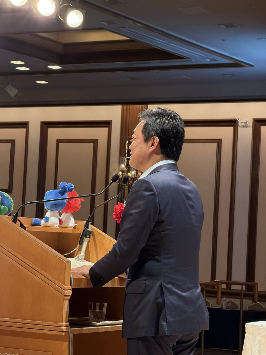 tamakiyuichiro's tweet photo. 【非上場株式の評価方式の改悪には反対】

昨日、日本商工会議所の総会に出席して国民民主党を代表して挨拶させていただきました。

その中で、「非上場株式の評価方式の見直し（相続税・贈与税）」について、現在、国税庁で検討されている見直し案（「残余利益方式」）は、地域の中堅・中小企業の事業承継や成長投資を阻害する可能性が大なので反対だと申し上げました。

国税庁の案は、純資産額に直近５年程度の超過収益を上乗せして株式評価額とするものになっていますが、これだと、資産規模の大きい企業や収益性の高い企業ほど評価額（納税負担）が増大するため、確実に事業承継に支障が生じます。

また、企業の収益拡大が税負担増に直結するため成長投資も阻害します。これは、官民の成長投資を促す政府の方針に真っ向から反します。

個人にせよ企業にせよ、頑張れば頑張るほど報われなくなる税制はおかしい。

事業承継や成長投資を阻害する見直しには反対です。臨時国会でも、国民民主党が先頭になって取り上げていきますので、応援、よろしくお願いします。

#国民民主党