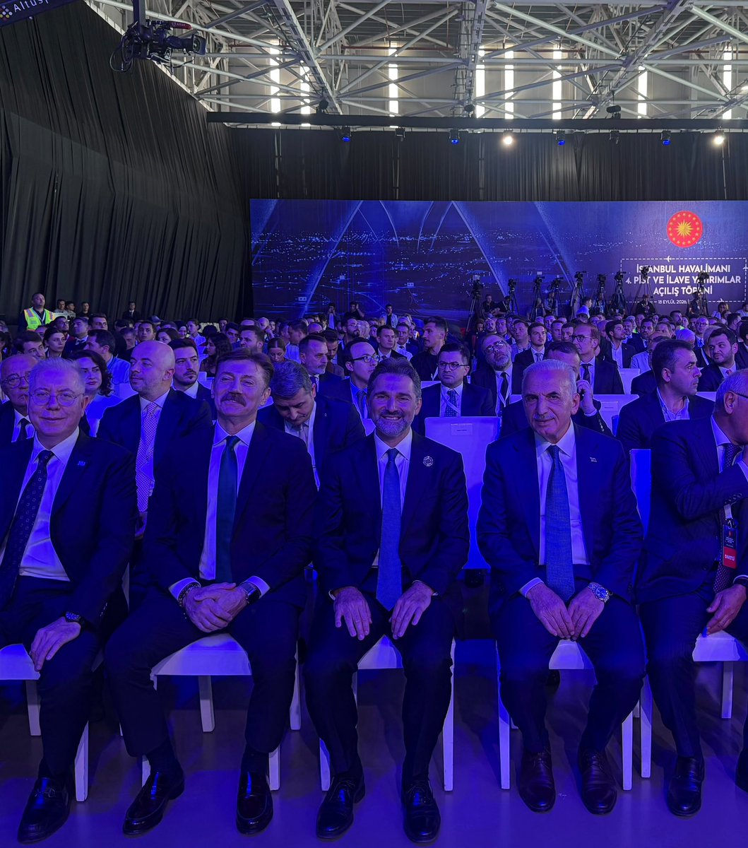 ismetyildirimtr's tweet photo. İstanbul’dan dünyaya uzanan güçlü ulaşım ağımıza yeni bir yatırım daha… 🇹🇷

Cumhurbaşkanımız Sayın @RTErdogan tarafından hizmete açılan İstanbul Havalimanı 4. Ana Pisti, ülkemizin havacılık altyapısına ve İstanbul’umuzun ulaşım kapasitesine önemli katkılar sağlayacak.

Ülkemize kazandırılan bu kıymetli yatırım için Cumhurbaşkanımıza şükranlarımı sunuyor; Ulaştırma ve Altyapı Bakanımız Sayın @a_uraloglu’na ve projede emeği bulunan tüm yatırımcılara teşekkür ediyorum.

İstanbul’umuza, ülkemize ve milletimize hayırlı olsun.