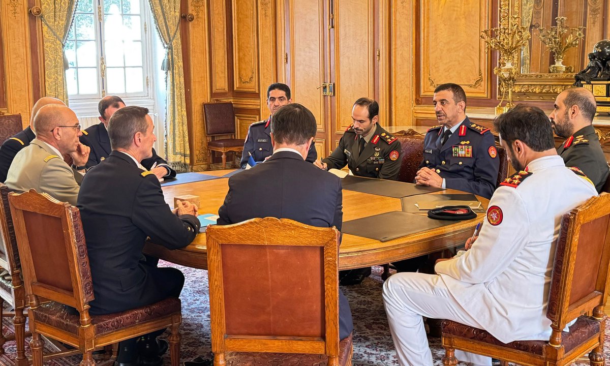 KuwaitArmyGHQ's tweet photo. التقى سعادة #رئيس_الأركان العامة للجيش الفريق الركن خالد درج سعد الشريعان، بنظيره رئيس أركان الجيوش الفرنسية الجنرال فابيان ماندون، حيث بحث الجانبان أوجه التعاون الدفاعي  بين البلدين الصديقين، وسبل تعزيز وتطوير التعاون  الدفاعي المشترك في ظل الظروف الراهنه ، حيث اكد الجانبين على رفع مستوى التنسيق والتعاون بين القوات المسلحة في البلدين.

كما تناول اللقاء عدداً من الموضوعات ذات الاهتمام المشترك، والجهود الرامية إلى تعزيز الأمن والاستقرار الإقليمي، وذلك ضمن زيارة سعادته الرسمية إلى جمهورية فرنسا الصديقة.

#الجيش_الكويتي