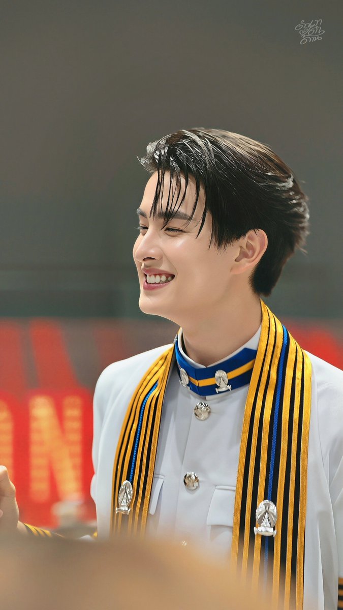 Acharin14's tweet photo. พี่บัณฑิตยิ้มแป้น มีความสุขมากแน่ๆ
#KHUNPOL 
#KHUNPOLGraduationDay 
#ก็ประมาณนี้ครับขุนไปรับปริญญาละ https://t.co/eyWEO2Zzqr