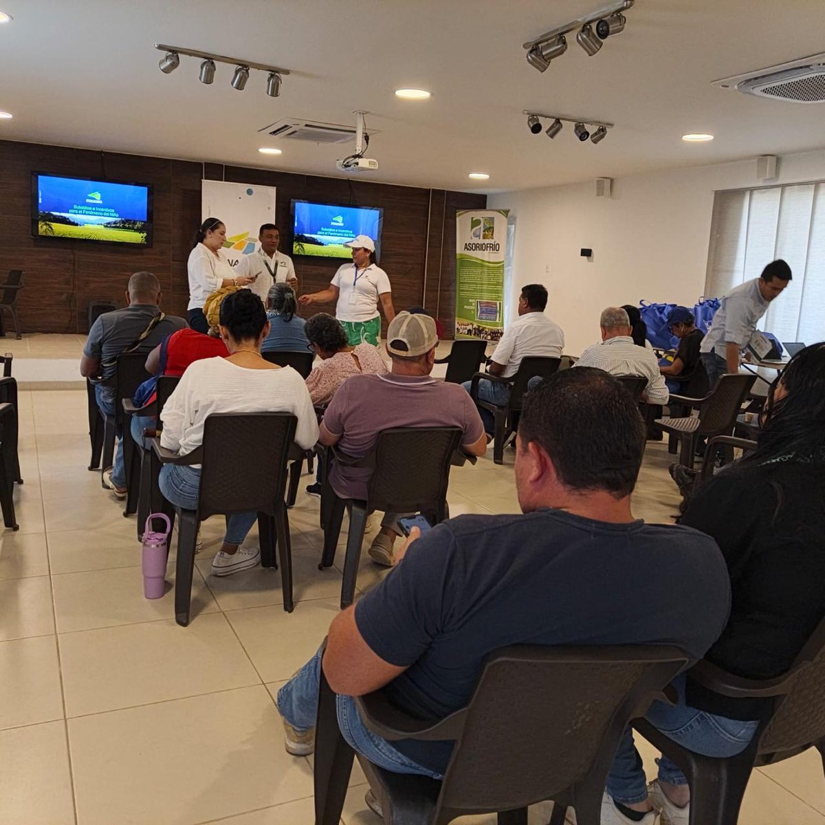 Finagro's tweet photo. #AEstaHora | Finagro, junto al @BancoAgrario, y @AuguraColombia llegamos a la Zona Bananera🍌 para socializar las alternativas e instrumentos financieros disponibles para el restablecimiento de la actividad de los productores afectados por los más recientes eventos climáticos☁️.

En #LaPatriaMilagro🇨🇴, seguimos llevando soluciones al territorio. #FinagroEnLasRegiones
