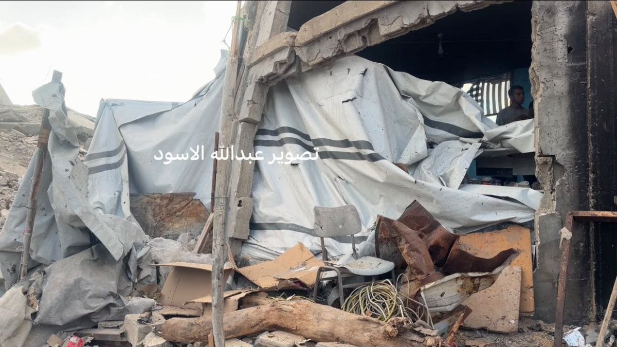 ENippur's tweet photo. #Ahora 12:37 HA #Siinistas #CriminalesDeGuerra🇮🇱
⚡️ 🔴 Último ataque con drones de la ocupación sionista #Genicidas
Bombardean tienda de campaña de desplazados en la zona. https://t.co/rruw9Kv4gj