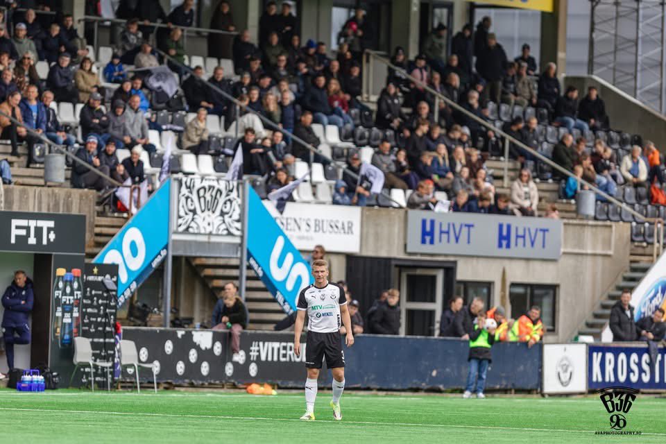 B36's tweet photo. ⚽️🇫🇴 Matchday - and we are at home vs league leaders NSÍ💪
⚽️ Kickoff 18:30
B36 vs @nsirunavikfc 
@AndyRobsonTips 💛 @AndysBetClubUK 
#soccer #Football #Futbol #faroeislands 🇫🇴 #viterub36 🤍🖤 https://t.co/6ZnjUrEf1t