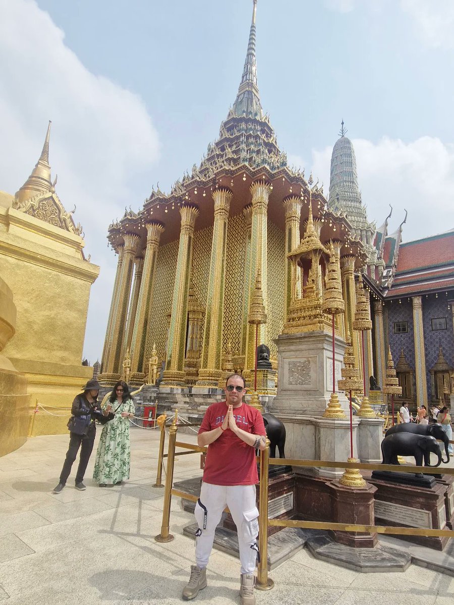 violetrodr5eok's tweet photo. Thailand’s king is Vajiralongkorn (Rama X). He does not currently live in the Grand Palace, which is used for official ceremonies and open to tourists daily. He mainly lives at Dusit Palace in Bangkok and sometimes stays in Germany. https://t.co/LHhEBOvyQH