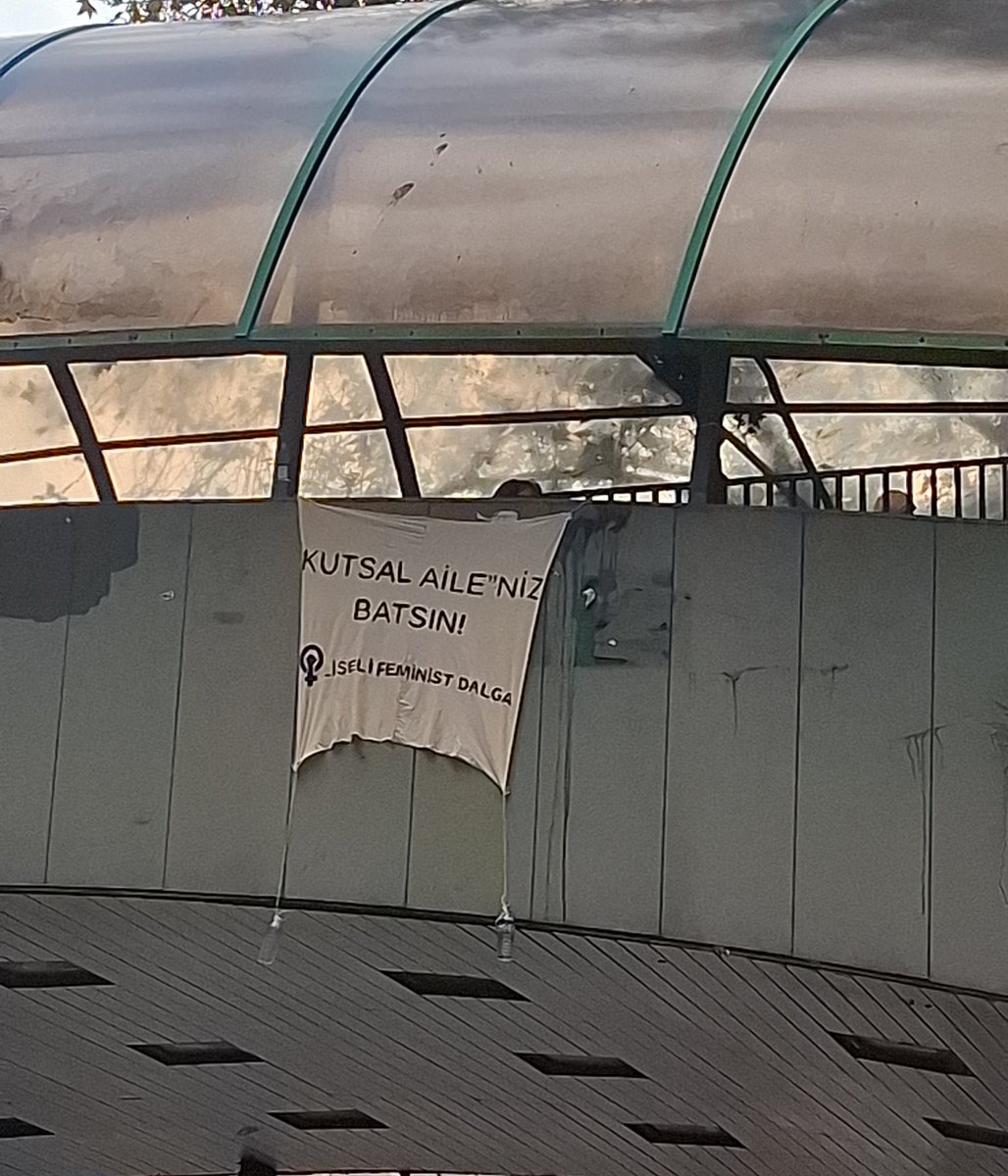 lfeministdalga's tweet photo. Kızılay sokaklarından sesleniyoruz: KUTSAL AİLENİZ BATSIN!

Kadınlar, çocuklar, lubunyalar evlerde, sokaklarda, okullarda güvende değilken; Saray'ın "kutsal aile" ideolojisini korumak için LGBTi+'lara saldırmasını kınıyoruz. Varoluşumuzu tutuklamalarla engelleyemeyeceksiniz. https://t.co/uI3jKWco0D