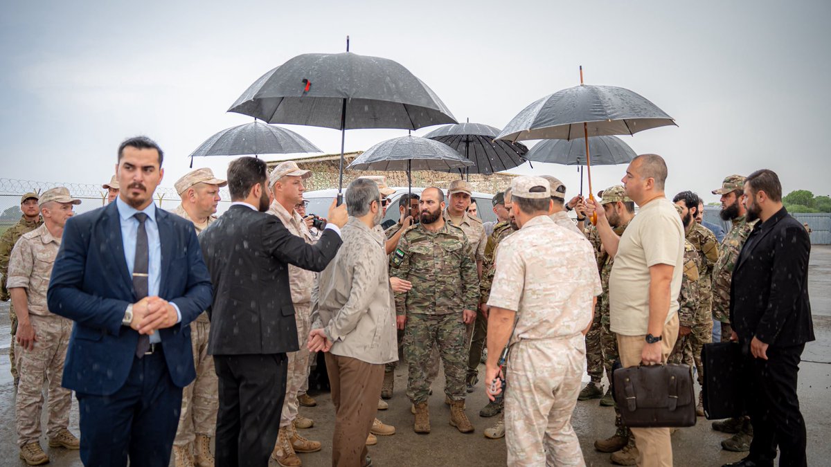 Sy_Defense's tweet photo. أجرى وزير الخارجية والمغتربين السيد أسعد حسن الشيباني، برفقة رئيس هيئة الأركان العامة اللواء علي النعسان وعدد من الضباط، جولة ميدانية في مطار اللاذقية الدولي، تخللها اجتماع مع ضباط ومسؤولين روس، لمتابعة تنفيذ مذكرة التفاهم الموقعة بين الجانبين.

#وزارة_الدفاع https://t.co/280L8SiFvH