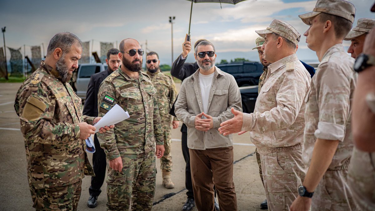 Sy_Defense's tweet photo. أجرى وزير الخارجية والمغتربين السيد أسعد حسن الشيباني، برفقة رئيس هيئة الأركان العامة اللواء علي النعسان وعدد من الضباط، جولة ميدانية في مطار اللاذقية الدولي، تخللها اجتماع مع ضباط ومسؤولين روس، لمتابعة تنفيذ مذكرة التفاهم الموقعة بين الجانبين.

#وزارة_الدفاع https://t.co/280L8SiFvH