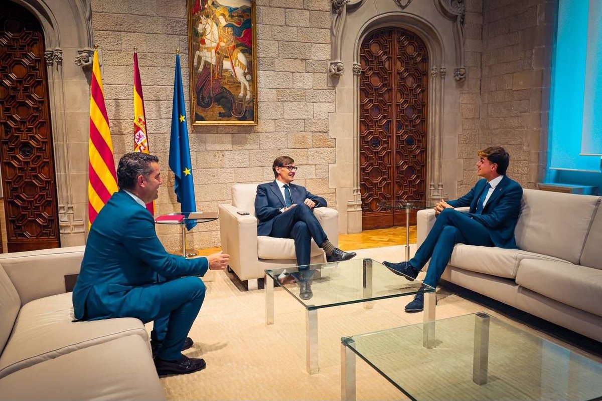 govern's tweet photo. 📸 El president de la Generalitat, @salvadorilla, s'ha reunit amb l'alcalde de Cabrera de Mar, @Oscar_CdM. https://t.co/TXgmGZc4Zr