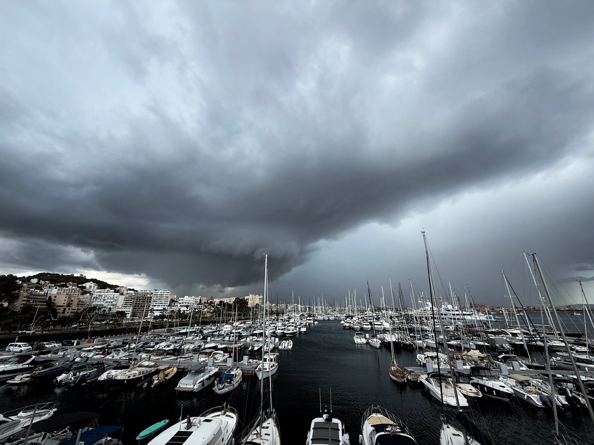 DuncanWingen's tweet photo. Fuerte tormenta sobre #Palma, vista desde el puerto ⛈️⚡️ https://t.co/6T5ziFvMqL
