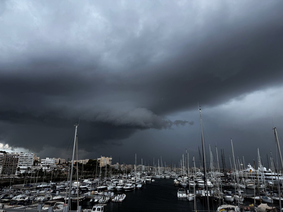 DuncanWingen's tweet photo. Fuerte tormenta sobre #Palma, vista desde el puerto ⛈️⚡️ https://t.co/6T5ziFvMqL