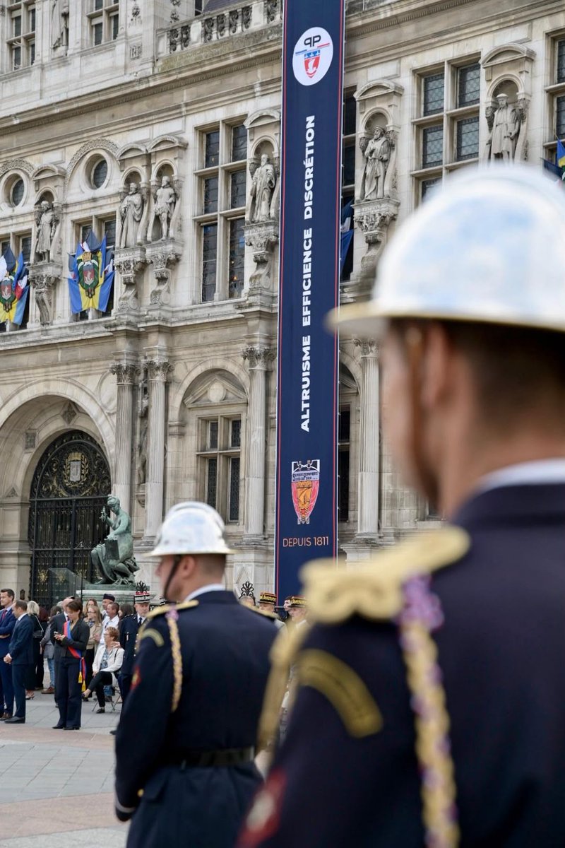 prefpolice's tweet photo. "Sauver ou périr" 

👨‍🚒 Aujourd'hui, la Brigade de sapeurs-pompiers de Paris (BSPP) fête ses 215 ans.

À cette occasion, une cérémonie s'est déroulée ce matin à l'hôtel de Ville, présidée par @JD_Berger, Ministre délégué auprès du ministre de l'Intérieur, en présence du @prefetpolice, Patrice Faure, de Magali Charbonneau, directrice de cabinet du ministre de l'Intérieur, de Lamia El Aaraje, première adjointe au maire de Paris et du général de division Arnaud De Cacqueray, commandant la BSPP.

La BSPP, ce sont près de 485 000 interventions annuelles. Unité militaire placée sous l'autorité du préfet de Police, les 8 700 femmes et hommes qui la composent suivent un entraînement drastique au quotidien pour pouvoir s'approprier un environnement en constante évolution. Première unité de sapeurs-pompiers d'Europe, ces derniers portent secours sans relâche, traduisant au quotidien leur altruisme, leur efficience et leur discrétion.