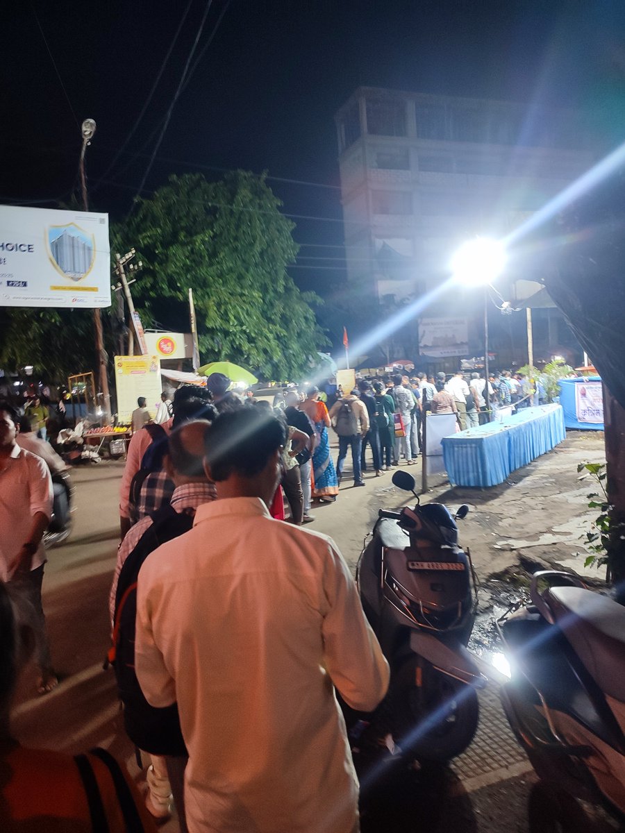Samuelleitao1's tweet photo. Huge rick lines every single day in Evershine City, Vasai. People waste so much time just waiting for a rickshaw. Why is there still no proper public transport connectivity in such area?
#Vasai #VasaiVirar @vasaivirarinfra @WeAreVasai @VasaiVirarForum @vvcmc_official https://t.co/grdmopSn3Y