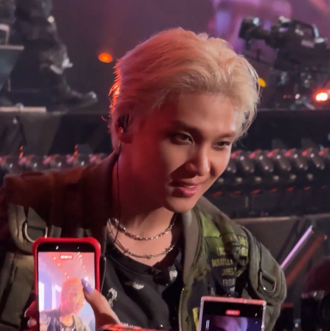 wednesonfebxx's tweet photo. เค้าว่าศิลปินเดินลงมาหาแฟนคลับถึงข้างล่างเลยเว้ยแก

ก็ดูดิ แฟนครับน่ารักตาแป๋วขนาดนี้ https://t.co/4fWK8OwRYO
