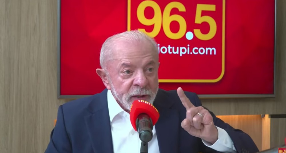 g1's tweet photo. Lula diz que Flávio tem ligação com milicianos e que Master virou banco no governo Bolsonaro https://t.co/IVGFiyddQB https://t.co/vDa6nLxiNL