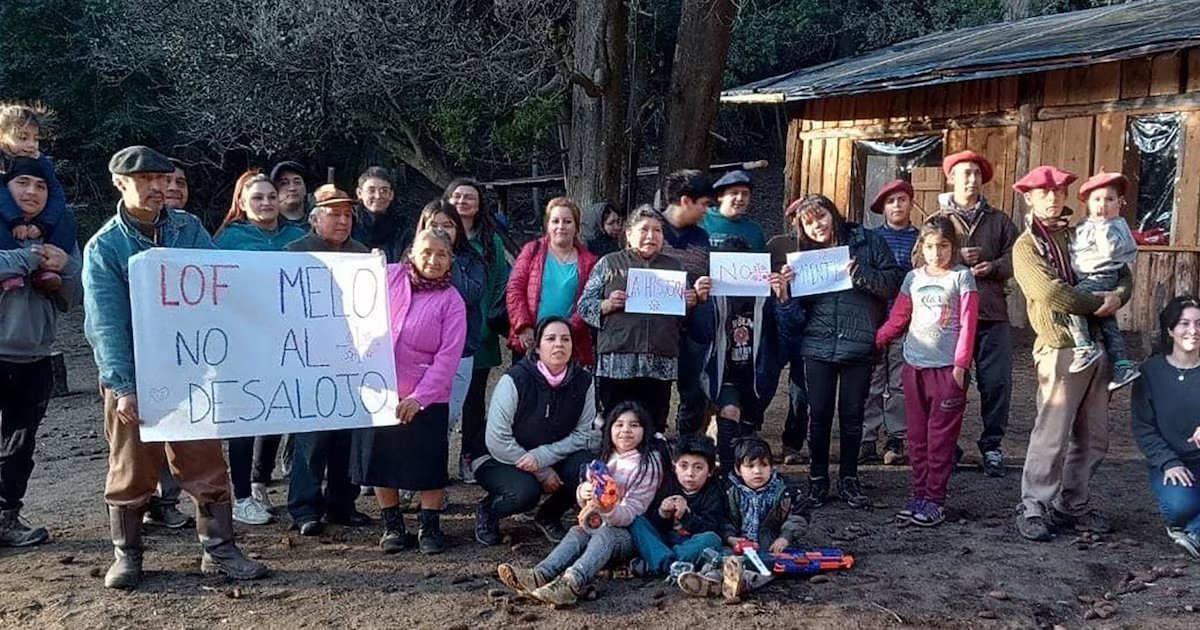 infobae's tweet photo. VILLA LA ANGOSTURA: MAPUCHES DESALOJADOS TENÍAN LUZ, INTERNET Y OTROS SERVICIOS PROVISTOS POR ORGANISMOS PÚBLICOS

La comunidad recibió paneles solares del gobierno neuquino y conectividad satelital de Parques Nacionales, pese al litigio judicial por las tierras que ocupaba. El desalojo de la lof Melo se concretó el 19 de agosto pasado.

Las familias que integraban la lof Melo, desalojada el 19 de agosto del predio que ocupaba en El Pedregoso, entre Bariloche y Villa La Angostura, contaban con energía eléctrica, conectividad y otros recursos provistos por organismos estatales, tanto de la provincia de Neuquén como del gobierno nacional, a través de Parques Nacionales.

Infobae 📎 https://t.co/2uJHO9KlAp