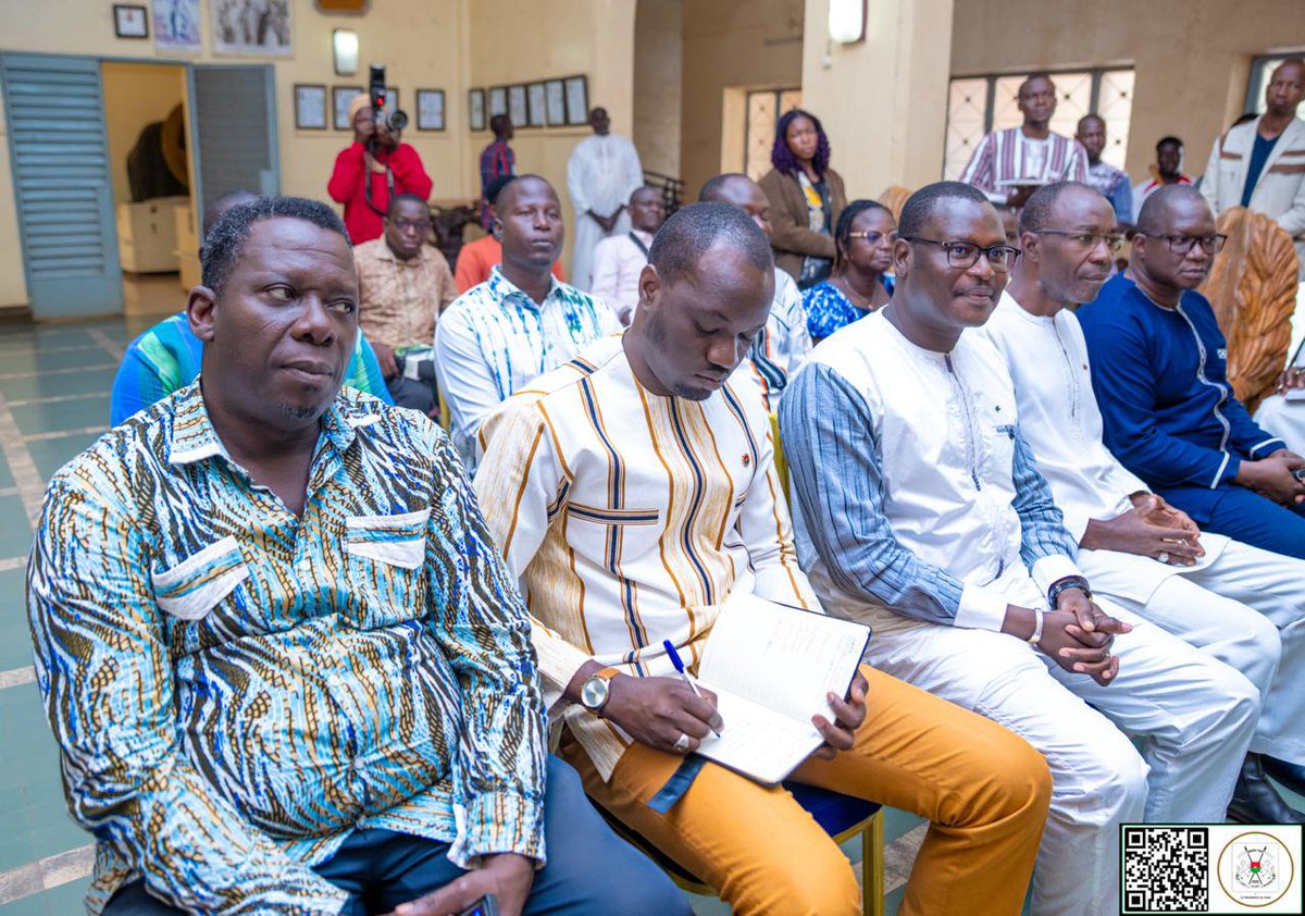 sigbf's tweet photo. NUIT DE LA RÉVOLUTION PROGRESSISTE POPULAIRE

Le Comité d’organisation sollicite les bénédictions de Sa Majesté le Mogho Naaba

(Ouagadougou, 18 septembre 2026). Une délégation du Comité d’organisation de La nuit de la Révolution Progressiste Populaire, conduite par le Ministre Porte-parole du Gouvernement, le Camarade Pingdwendé Gilbert OUÉDRAOGO, a été reçu, ce vendredi, en audience par Sa Majesté le Mogho Naaba.

La nuit de la Révolution Progressiste Populaire est une grande manifestation qui se tiendra le 30 septembre 2026 à la Place de la Révolution à Ouagadougou, dans les régions, dans les ambassades et missions diplomatiques, dans le cadre du 4e anniversaire de l’accession du Camarade Capitaine Ibrahim TRAORÉ au pouvoir. 

Selon le Ministre de la Communication, de la Culture, des Arts et du Tourisme, la délégation est allée présenter La nuit de la RPP à Sa Majesté, lui rendre compte des activités déjà réalisées, et demander des conseils pour la réussite de l’événement. « Nous avons estimé indispensable de faire le point d'étape de l'organisation de ce grand événement à Sa Majesté le Mogho Naaba. Nous lui avons présenté l’événement. Nous avons parlé du contenu de cette grande manifestation », a-t-il expliqué. 

Le Ministre et la délégation ont reçu des conseils et le soutien de la cour royale pour réussir cette manifestation, qui va drainer du beau monde. La nuit de la RPP a un caractère essentiellement populaire et constitue un moment de réaffirmation par le Peuple, de son attachement à l’idéal révolutionnaire amorcé dès le 30 septembre 2022. 

Il a appelé tous les Burkinabè qui, de bonne foi, voudront s’engager pour que la RPP continue son chemin, à se mobiliser. « Vous devez sortir, Burkinabè des villes et des campagnes. Je lance un appel à tous les Africains qui croient à notre option de souveraineté, pour le développement endogène, pour que l’Afrique s’émancipe enfin. Que le 30 septembre puisse être un grand jour pour qu’ensemble nous puissions célébrer les acquis, nous remobiliser et poursuivre avec la résolution ferme d’aller toujours de l’avant et de remporter la victoire finale », a lancé le Ministre Porte-parole du Gouvernement.

Direction de la communication de la Présidence du Faso

#Com_Gouv_BF