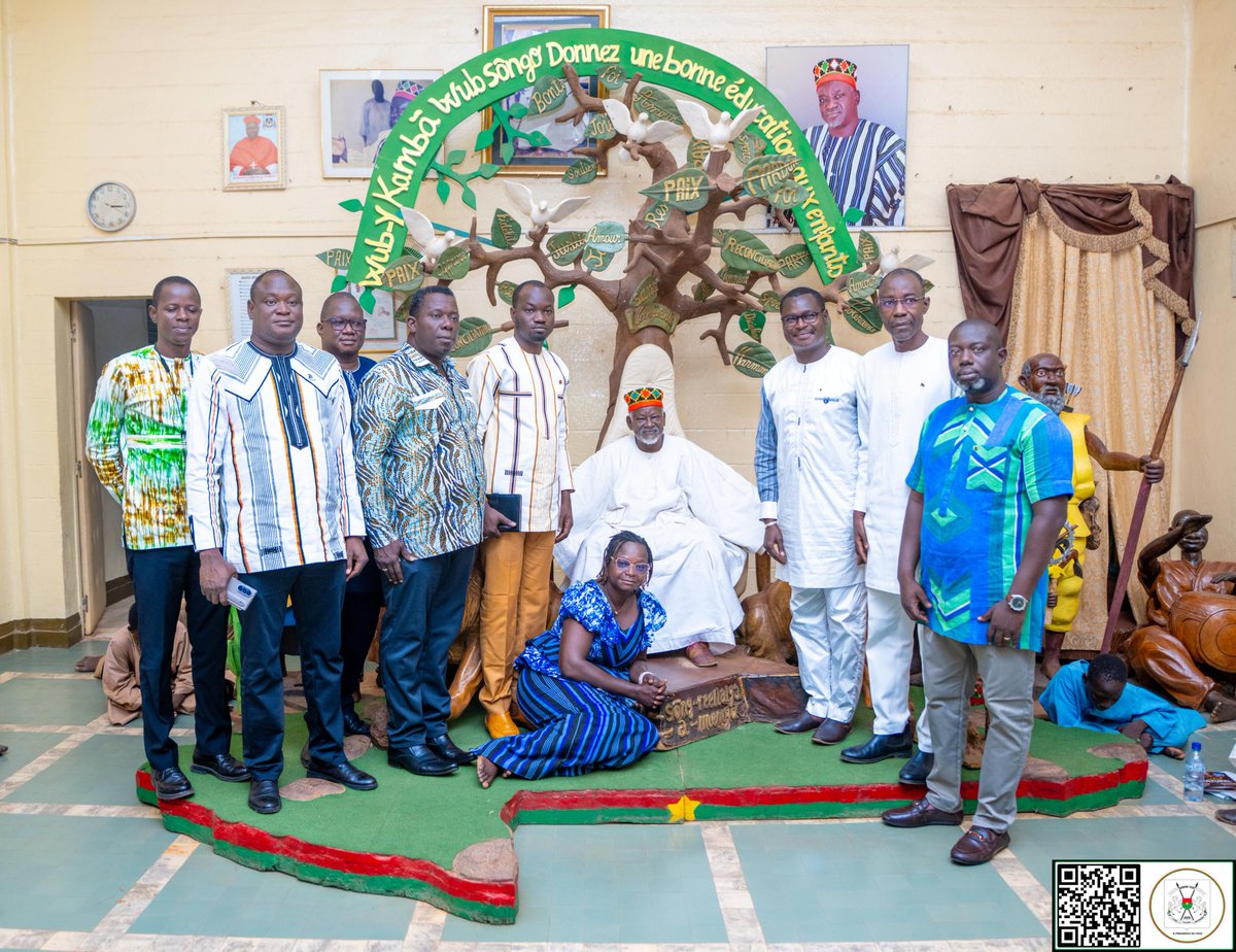 sigbf's tweet photo. NUIT DE LA RÉVOLUTION PROGRESSISTE POPULAIRE

Le Comité d’organisation sollicite les bénédictions de Sa Majesté le Mogho Naaba

(Ouagadougou, 18 septembre 2026). Une délégation du Comité d’organisation de La nuit de la Révolution Progressiste Populaire, conduite par le Ministre Porte-parole du Gouvernement, le Camarade Pingdwendé Gilbert OUÉDRAOGO, a été reçu, ce vendredi, en audience par Sa Majesté le Mogho Naaba.

La nuit de la Révolution Progressiste Populaire est une grande manifestation qui se tiendra le 30 septembre 2026 à la Place de la Révolution à Ouagadougou, dans les régions, dans les ambassades et missions diplomatiques, dans le cadre du 4e anniversaire de l’accession du Camarade Capitaine Ibrahim TRAORÉ au pouvoir. 

Selon le Ministre de la Communication, de la Culture, des Arts et du Tourisme, la délégation est allée présenter La nuit de la RPP à Sa Majesté, lui rendre compte des activités déjà réalisées, et demander des conseils pour la réussite de l’événement. « Nous avons estimé indispensable de faire le point d'étape de l'organisation de ce grand événement à Sa Majesté le Mogho Naaba. Nous lui avons présenté l’événement. Nous avons parlé du contenu de cette grande manifestation », a-t-il expliqué. 

Le Ministre et la délégation ont reçu des conseils et le soutien de la cour royale pour réussir cette manifestation, qui va drainer du beau monde. La nuit de la RPP a un caractère essentiellement populaire et constitue un moment de réaffirmation par le Peuple, de son attachement à l’idéal révolutionnaire amorcé dès le 30 septembre 2022. 

Il a appelé tous les Burkinabè qui, de bonne foi, voudront s’engager pour que la RPP continue son chemin, à se mobiliser. « Vous devez sortir, Burkinabè des villes et des campagnes. Je lance un appel à tous les Africains qui croient à notre option de souveraineté, pour le développement endogène, pour que l’Afrique s’émancipe enfin. Que le 30 septembre puisse être un grand jour pour qu’ensemble nous puissions célébrer les acquis, nous remobiliser et poursuivre avec la résolution ferme d’aller toujours de l’avant et de remporter la victoire finale », a lancé le Ministre Porte-parole du Gouvernement.

Direction de la communication de la Présidence du Faso

#Com_Gouv_BF
