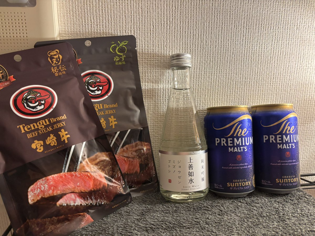 s_0305r's tweet photo. お米に関わるお酒🍶🍺沢山いただきました☺️🤍
お米のビールってなんでこんなに飲みやすくて美味しいのかしら、、日本酒も含めて皆さんのおつまみセンスも秀逸すぎます好きです🥺

あとR-1ってGOLDがあったの知らなかった！毎日朝栄養ドリンク飲んでるからありがたやです🤤💛 https://t.co/ZrCaq5vXhR