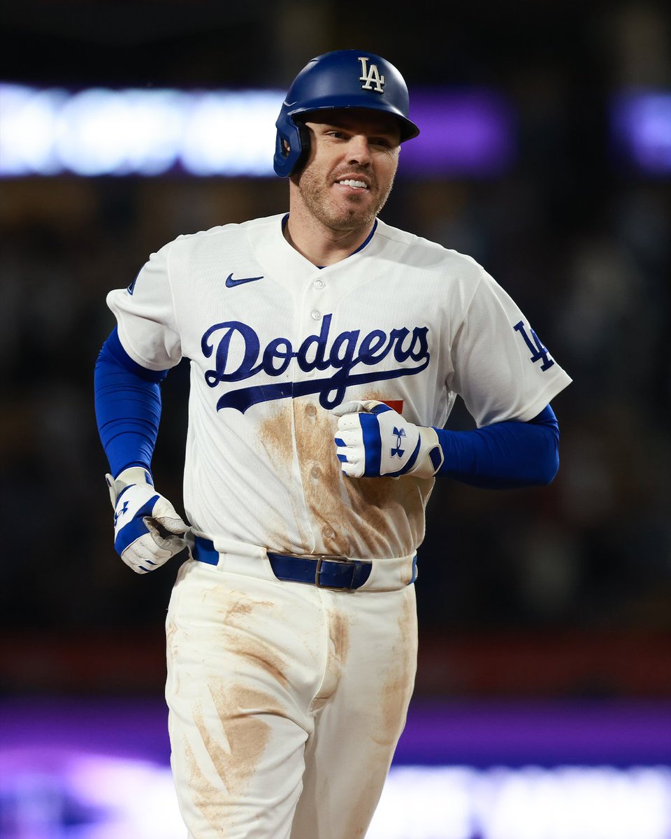 AppleTV's tweet photo. A California classic. The @SFGiants and NL West Champion @Dodgers meet tonight in LA.

The West Coast rivalry continues on #FridayNightBaseball. Watch live on Apple TV and in Apple Immersive. https://t.co/tmlkUWruFK