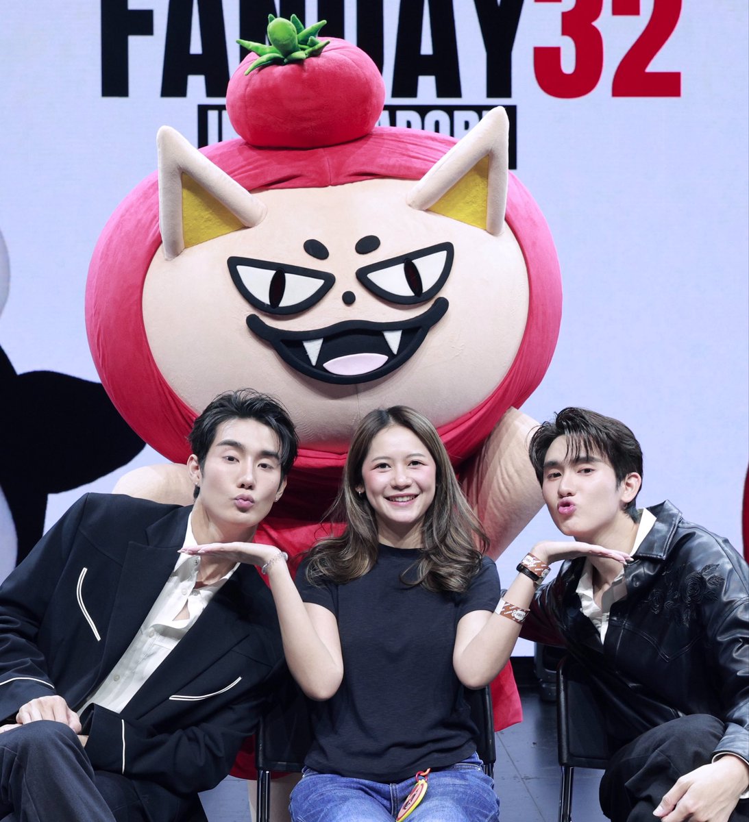 chs_eurng's tweet photo. ผมรักเจ้า 3 จิ๋วที่สุดดดดดในนนนนโลกกกก 
——— 🦊🍅🤏🏻

#fforce_ #kasibook #TOMAFOX 
#ForceBookTomafoxXFanday32SG https://t.co/D75EqFSjTB