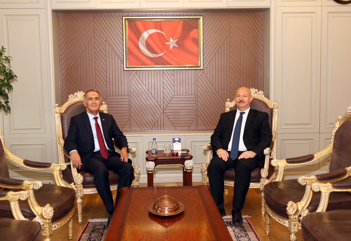 adiyamangovtr's tweet photo. Adıyaman Eski Valisi Sayın Mahmut Çuhadar, Valimiz Sayın Abdullah Küçük’ü ziyaret etti. https://t.co/fcmaEkiUnM