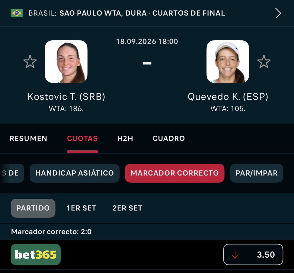 Analistas_Tenis's tweet photo. ⚠️ OPORTUNIDAD ÚNICA DE MULTIPLICAR POR 2.7 TU DINERO 

👉🏼2-0 K.QUEVEDO 2.7 (ARRIESGADO)
👉🏼ML K.QUEVEDO 1.70 (RECOMENDABLE)

👆🏼 Además de que K. Quevedo me parece superior en prácticamente todos los aspectos del juego, creo que en este partido hay varios factores que hacen especialmente interesante su cuota.

A nivel puramente tenístico, veo a Quevedo como una jugadora más completa y con más recursos para imponer su juego. Me transmite mejores sensaciones tanto en los intercambios desde el fondo como a la hora de tomar la iniciativa y manejar los distintos momentos del partido. En condiciones normales, ya sería un enfrentamiento en el que tendría bastante confianza en ella.

Pero a todo esto hay que añadir un factor que para mí puede ser incluso más determinante: el estado físico de Kostovic. Viene arrastrando molestias en el muslo derecho y durante su partido ante Semenistaja tuvo que solicitar varios MTO, algo que evidentemente genera dudas sobre cómo llegará a este encuentro y, sobre todo, sobre cómo puede responder su físico si el partido se alarga o aumenta la exigencia.

Este tipo de molestias pueden condicionar bastante el rendimiento de una tenista, especialmente en los desplazamientos, los apoyos y los cambios de dirección. Y enfrente tendrá a una Quevedo que, en mi opinión, tiene argumentos suficientes para hacerla trabajar y obligarla a disputar muchos puntos.

Evidentemente, una molestia física no significa que Kostovic vaya a rendir necesariamente por debajo de su nivel, pero sí introduce una incógnita importante que creo que el mercado no está penalizando lo suficiente.

Por todo ello, juntando la superioridad tenística que personalmente veo en Quevedo con las dudas físicas que deja Kostovic después de su último encuentro, considero que una cuota 1.70 ofrece bastante valor y está por encima de lo que esperaba encontrar para este partido.