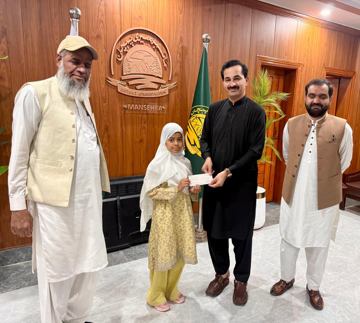 yomansehra's tweet photo. Honourable DC Mansehra, Mr. Khalid Iqbal Khattak, distributed prize cheques among the winners of the District Naat &amp; Qirat Competition. District Youth Office Mansehra remains committed to promoting youth talent. Congratulations to all winners! 👏 https://t.co/6zSbRUlBok