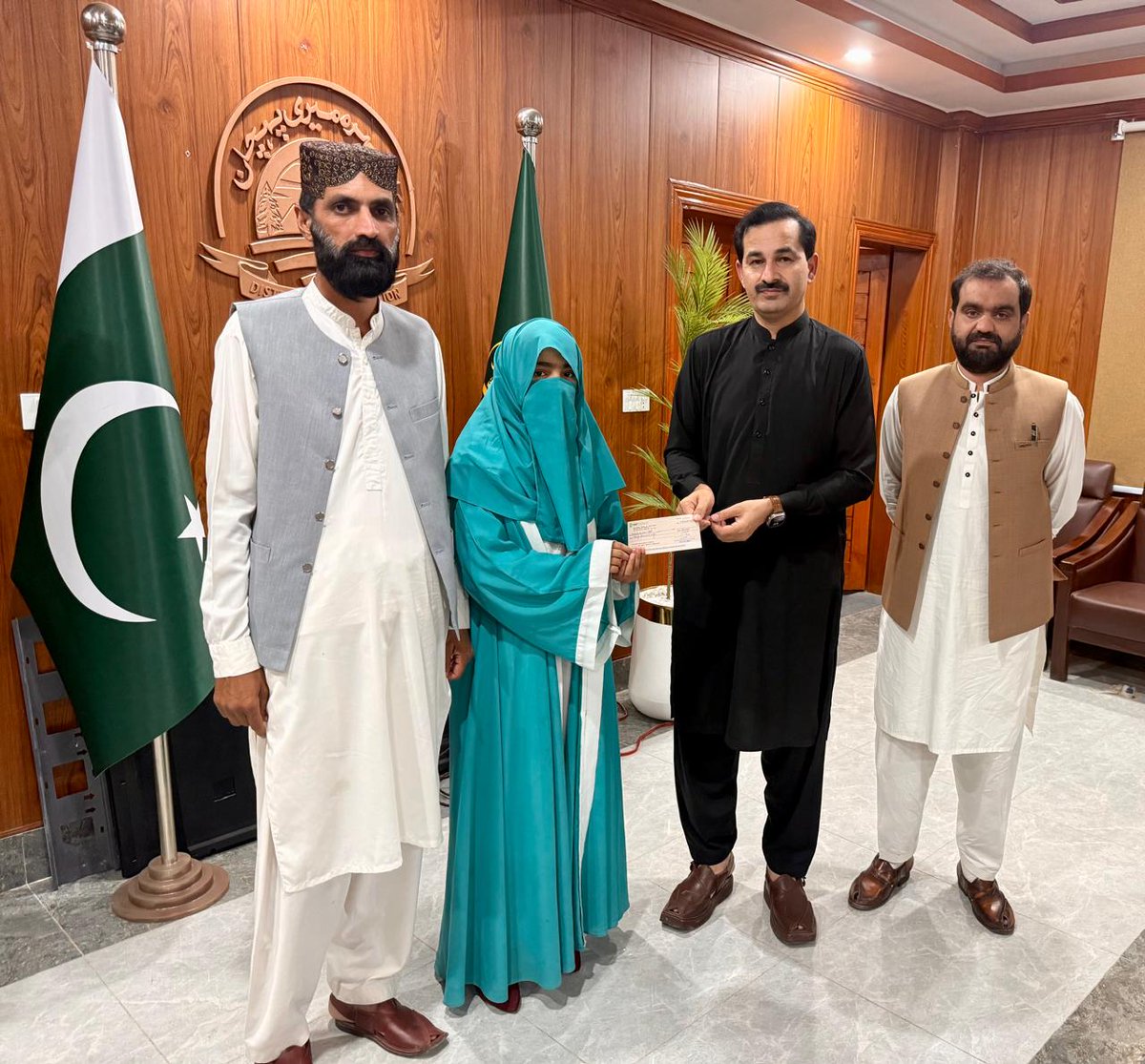 yomansehra's tweet photo. Honourable DC Mansehra, Mr. Khalid Iqbal Khattak, distributed prize cheques among the winners of the District Naat &amp; Qirat Competition. District Youth Office Mansehra remains committed to promoting youth talent. Congratulations to all winners! 👏 https://t.co/6zSbRUlBok