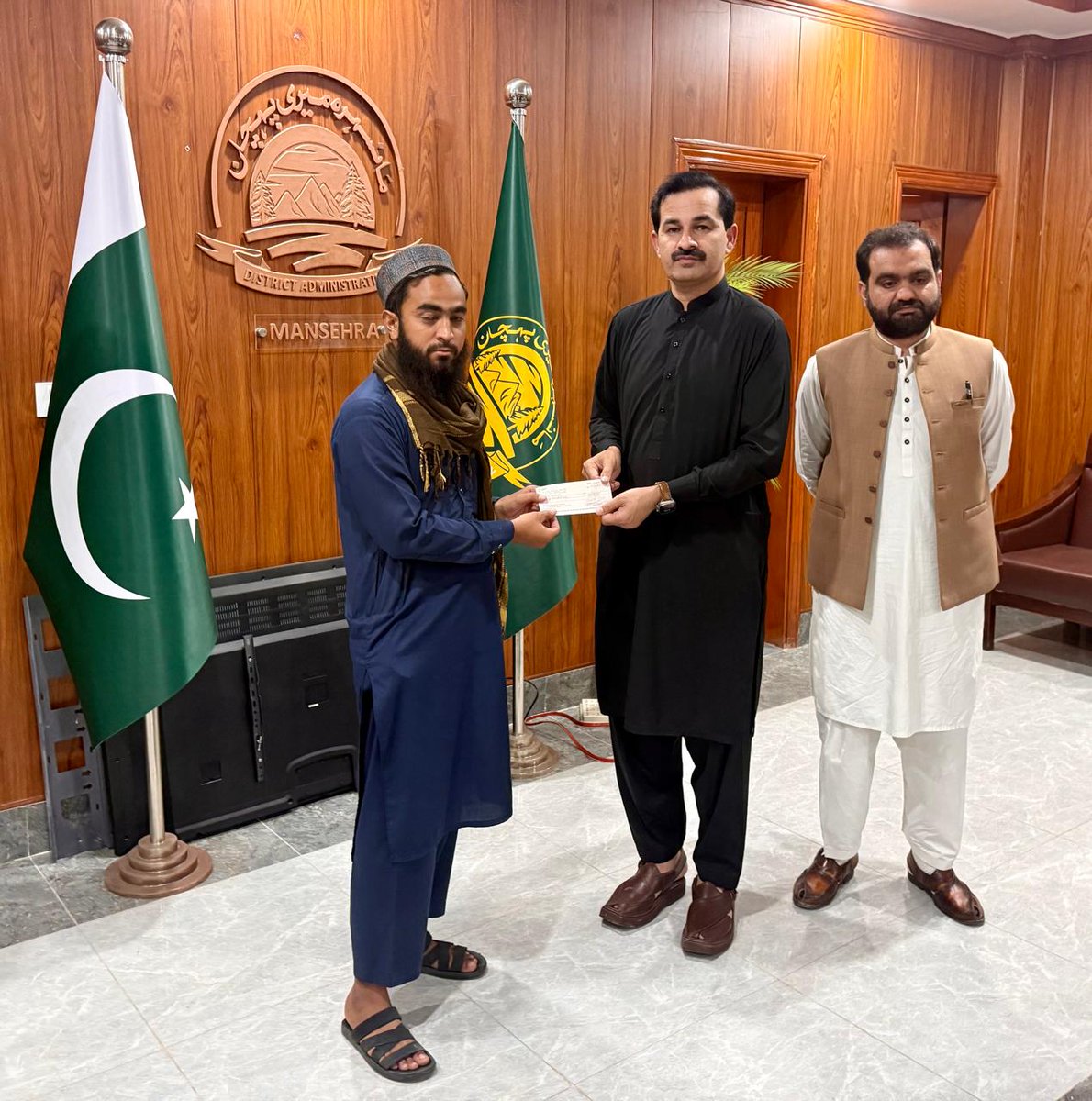 yomansehra's tweet photo. Honourable DC Mansehra, Mr. Khalid Iqbal Khattak, distributed prize cheques among the winners of the District Naat &amp; Qirat Competition. District Youth Office Mansehra remains committed to promoting youth talent. Congratulations to all winners! 👏 https://t.co/6zSbRUlBok