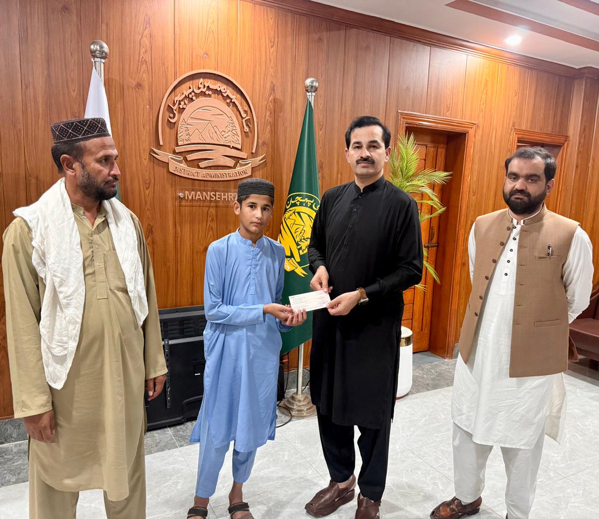 yomansehra's tweet photo. Honourable DC Mansehra, Mr. Khalid Iqbal Khattak, distributed prize cheques among the winners of the District Naat &amp; Qirat Competition. District Youth Office Mansehra remains committed to promoting youth talent. Congratulations to all winners! 👏 https://t.co/6zSbRUlBok